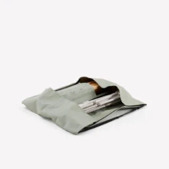 Quechua TABLE DE CAMPING COMPACTE 4/6 PERSONNES - PLATEAU BOIS - POCHE DE RANGEMENT 13 Quechua TABLE DE CAMPING COMPACTE 4/6 PERSONNES - PLATEAU BOIS - POCHE DE RANGEMENT -Échappée Nature table de camping compacte 46 personnes plateau bois poche de rangement 3