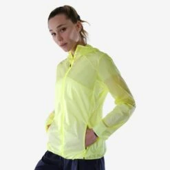 Quechua Veste Coupe Vent Ultra Légère De Randonnée Rapide Femme FH 500 Hélium Wind Jaune -Échappée Nature veste coupe vent ultra legere de randonnee rapide femme fh 500 helium wind jaune 2