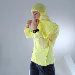 Quechua Veste Coupe Vent Ultra Légère De Randonnée Rapide Femme FH 500 Hélium Wind Jaune -Échappée Nature veste coupe vent ultra legere de randonnee rapide femme fh 500 helium wind jaune 3